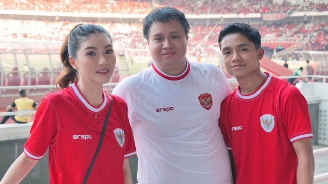 Simple Tapi Mewah, Intip Gaya Sporty Sarwendah Tenteng Tas Rp54 Juta Saat Nonton Timnas di GBK Bareng Betrand Peto