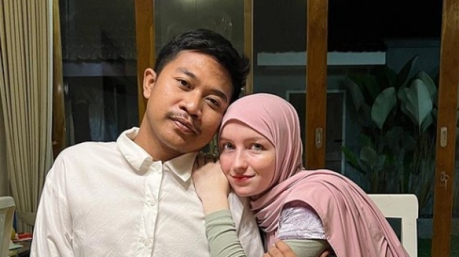 Potret bule asal Rusia Ulya dan suaminya Maulana Haqiqi (Instagram/ulianaci)