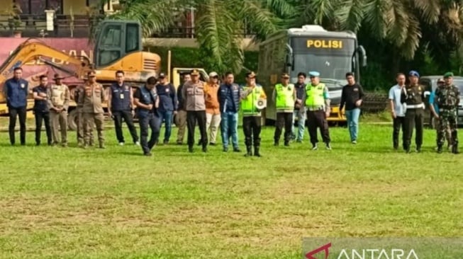 Aparat Gabungan Tertibkan Tempat Pengolahan Minyak Bumi Ilegal di Muba