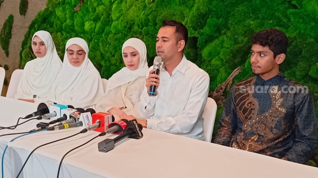 Raffi Ahmad dan Nagita Slavina bersama ibu dan adiknya menggelar konferensi pers jelang berangkat haji di kantor RANS BSD, Tangerang Selatan, Jumat (7/6/2024). [Rena Pangesti/Suara.com]