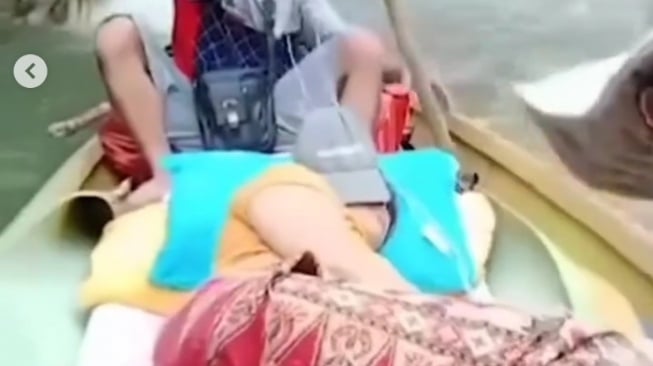 Mendebarkan, Video Detik-Detik Bidan Desa Antar Ibu Hamil ke Rumah Sakit Sanggau Lewat Sungai Curam