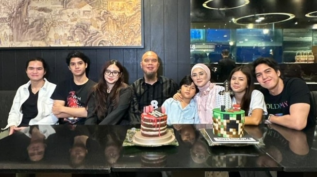 Kedekatan Artis dan Anak Sambung (Instagram/@azriel_hermansyah