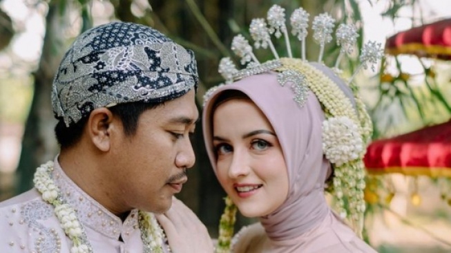 Potret bule asal Rusia Ulya dan suaminya Maulana Haqiqi (Instagram/ulianaci)