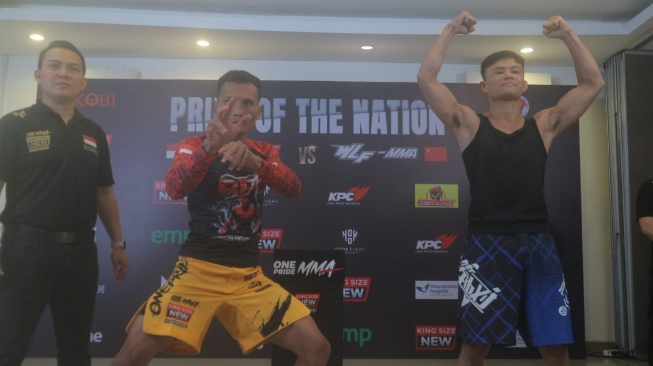 Sesi timbang badan dan face off antara petarung Indonesia, Gugun Gusman dan atlet MMA asal China, Lin Yang jelang One Pride MMA 79 yang bakal berlangsung pada 7-8 Juni 2024. [Dok. Istimewa]