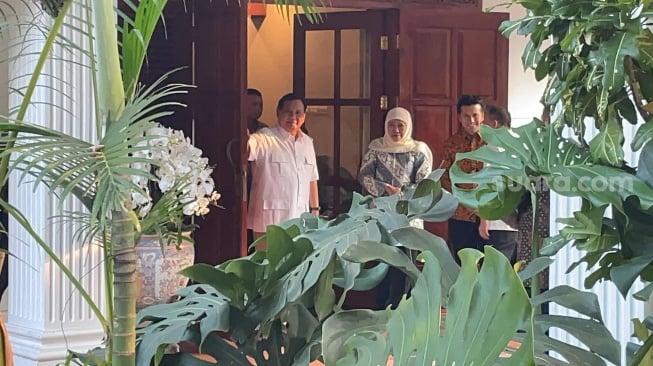 Khofifah dan Emil Dardak kompak mendatangi rumah Prabowo Subianto di Kertanegara, Jakarta. (Suara.com/Bagaskara)