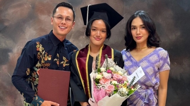 Kedekatan Artis dan Anak Sambung (Instagram/@azriel_hermansyah