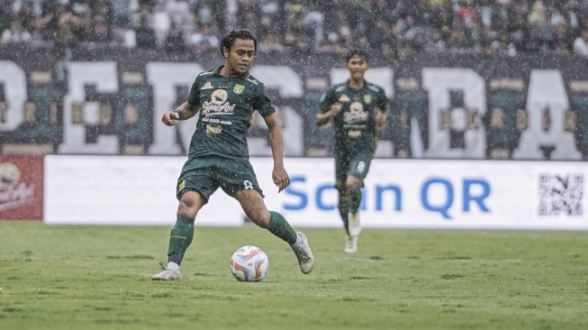 Andre Oktaviansyah saat laga melawan PSIS Semarang, pada pertandingan tersebut ia mencatatkan namanya di papan skor. [Persebaya]