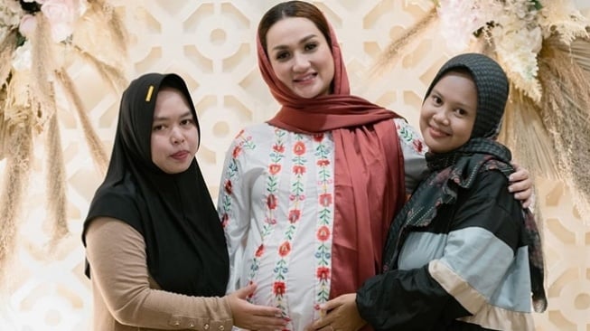 Potret Tengku Dewi Gelar Tasyakuran 7 Bulan Kehamilan (Instagram/@tengkudewiputri_tdp)