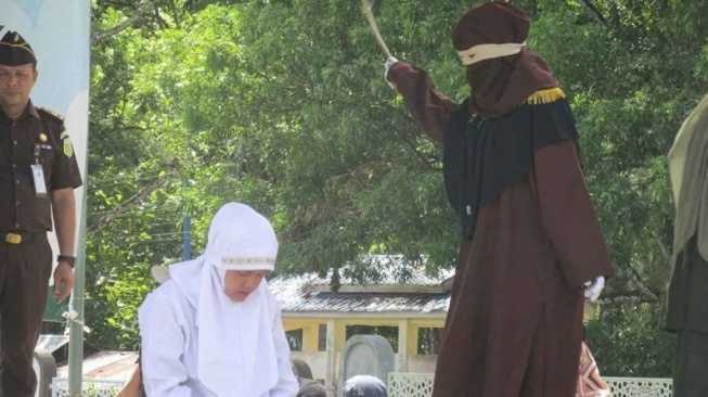 3 Pelanggar Syariat Islam Dicambuk di Halaman Masjid Agung Aceh Besar, Terjerat Judi dan Zina