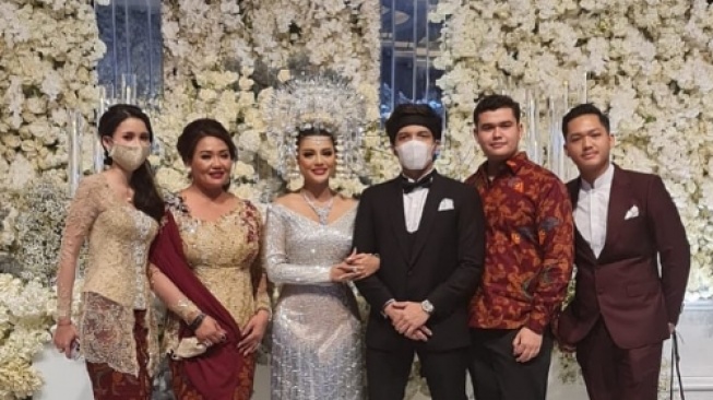 Potret Sarah Menzel dan Luh Gede Herryani di Pernikahan Aurel Hermansyah dan Atta Halilintar (Instagram/ssarah_menzel)