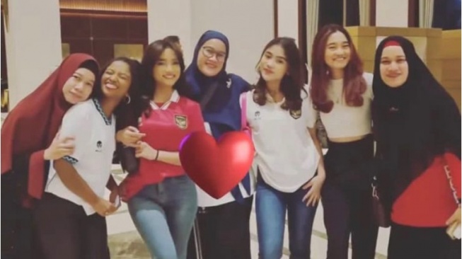 Fuji nonton Timnas Indonesia dengan kerabat (Instagram)