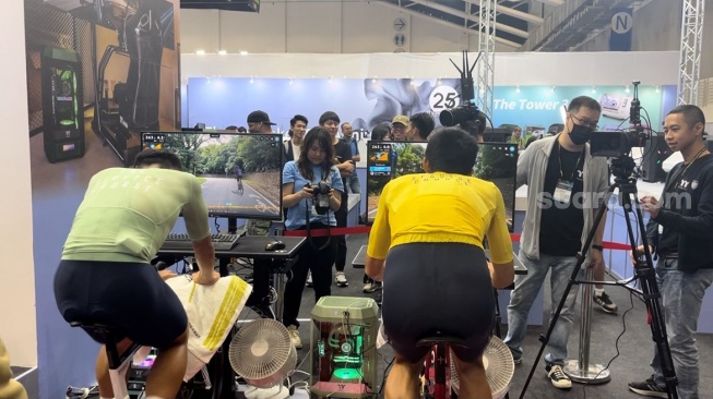 Thermaltake Techonology Co., Ltd kembali menampilkan Cycling Esports di pameran Computex 2024 di Nangang Exhibition Center, Taipei, Kamis (6/6/2024). [Suara.com/Ria]