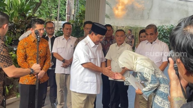 Auto Salim Tangan Prabowo usai Fix Didukung Gerindra, Khofifah Pede Menangkan Pilkada Jatim