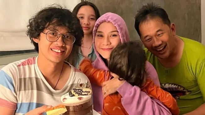 Kedekatan Artis dan Anak Sambung (Instagram/@azriel_hermansyah