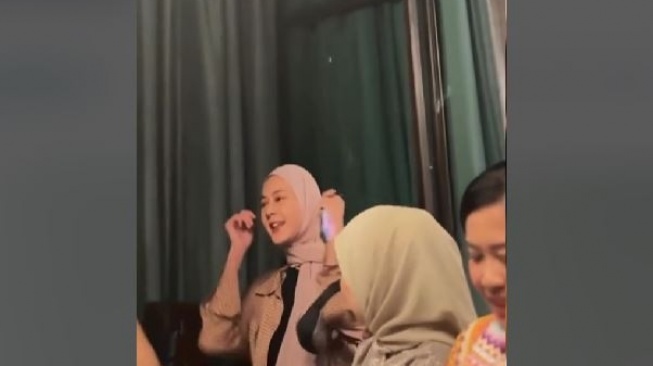 Paula Verhoeven kumpul Geng Cendol. [TikTok/@shireenwisnu]