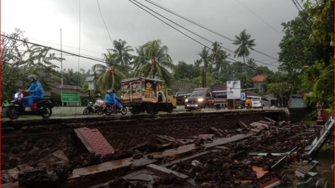 Cuaca Ekstrem di Karangasem Sebabkan Tanah Longsor Hingga Tembok Kantor Camat Roboh