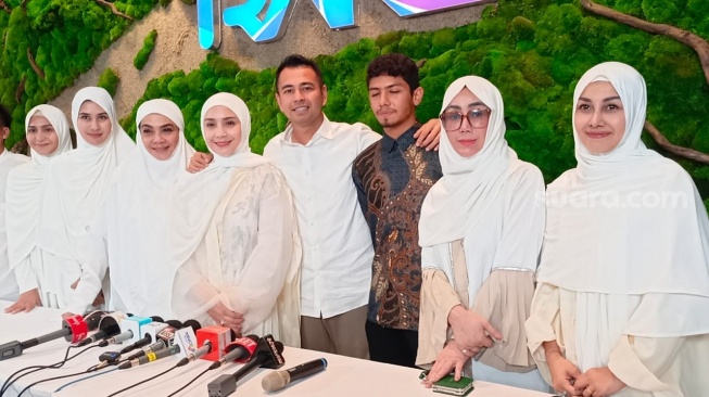Raffi Ahmad dan Nagita Slavina bersama ibu dan adik menggelar konferensi pers jelang berangkat haji di kantor RANS BSD, Tangerang Selatan, Jumat (7/6/2024). [Rena Pangesti/Suara.com]