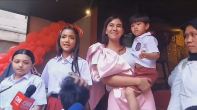 Selebgram Fujianti Utami Putri alias Fuji dan Arsy Hemansyah anak Ashanty di acara nobar film Dilan 1983: Wo Ai Ni (TikTok/p1sangkubelummasak)