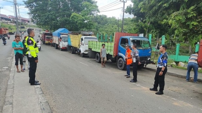 Antrean Truk di SPBU KM 3 Bontang Utara Kembali Dikeluhkan Warga, Satlantas Polres Bontang Lakukan Penertiban