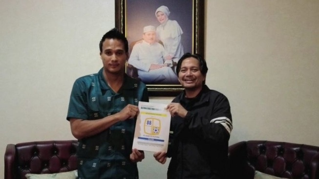 Kiper baru Barito Putera Muhammad Ridho (kiri) dan CEO Barito Putera Hasnuryadi Sulaiman (kanan) berfoto setelah acara penandatanganan kontrak di Banjarmasin, Kalimantan Selatan, Jumat (7/6/2024). (ANTARA/HO/BARITO PUTERA)