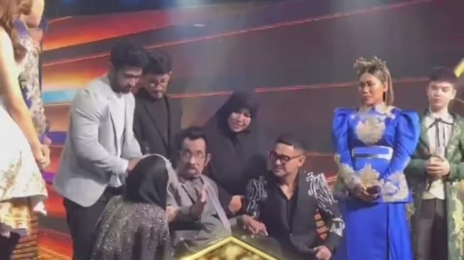 Lesti Kejora nangis bersimpuh di kaki Hamdan ATT (Instagram/@indosiar)