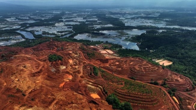 Foto udara areal pasca tambang nikel yang sebagian telah di reklamasi di Kecamatan Motui, Konawe Utara, Sulawesi Tenggara. (ANTARA FOTO/Jojon)