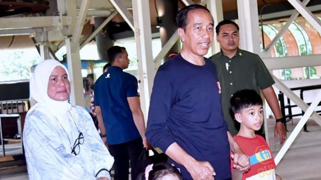 Presiden Joko Widodo mengajak keluarga berwisata di TMII, Jakarta, Sabtu (8/6/2024). (ANTARA/HO-Biro Pers Sekretariat Presiden RI)