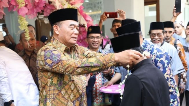 Menko PMK Muhadjir Effendy (kiri) saat menghadiri pernikahan massal di Pimpinan Daerah (PD) Muhammadiyah Jakarta Barat, Sabtu (8/6/2024). (foto dok. Kemenko PMK)