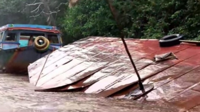 Kapal Jukung Muatan Pupuk Dolomit 75 Ton Tenggelam di Sungai Musi Banyuasin