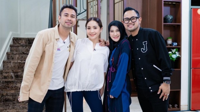 Raffi Ahmad Takjub Lihat Kado dari Gilang Juragan 99 saat Berangkat Haji: Bener-Bener Allah Maha Tahu