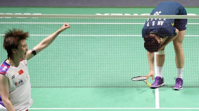 Pebulu tangkis tunggal putri China, Chen Yu Fei menjuarai Indonesia Open 2024 usai mengalahkan An Se Young (Korea Selatan) dalam laga final di Istora Senayan, Jakarta, Minggu (9/6/2024). [Dok. PBSI]