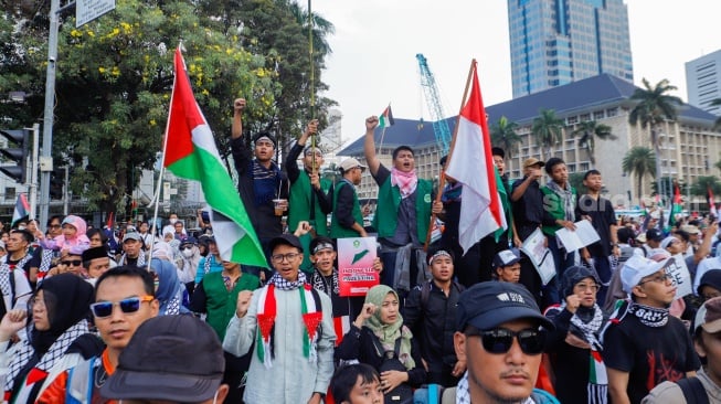 Massa saat mengikuti Aksi Bela Palestina di Kawasan Patung Kuda, Jakarta, Minggu (9/6/2024). [Suara.com/Alfian Winanto]