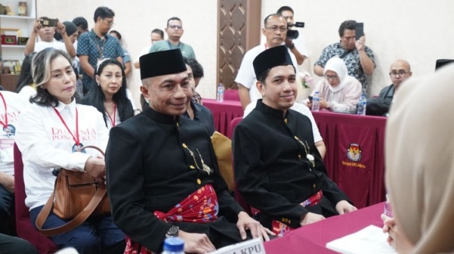 Bakal pasangan calon independen atau perseorangan Dharma Pongrekun dan Kun Wardana mengantarkan syarat dukungan maju di Pilgub DKI, Jakarta, Minggu (12/5/2024). ANTARA/HO-KPU DKI/am.