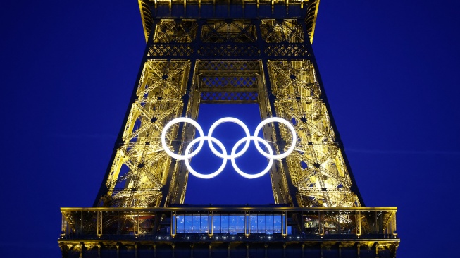 Cincin Olimpiade terlihat di Menara Eiffel, Paris, Prancis Jumat (7/6/2024). [Ludovic MARIN / AFP] 