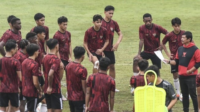 Pelatih Timnas U-20 Indra Sjafri (kanan) memberikan instruksi saat memimpin latihan di Lapangan ABC, Kompleks Gelora Bung Karno, Senayan, Jakarta, Jumat (24/5/2024). ANTARA FOTO/Hafidz Mubarak A/Spt.