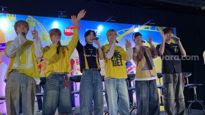 Boyband RIIZE dalam acara jumpa pers Meet and Greet RIIZE on Richeese Land yang digelar di Beach City International Stadium, Ancol pada Sabtu (8/6/2024). [Suara.com/Tiara Rosana]