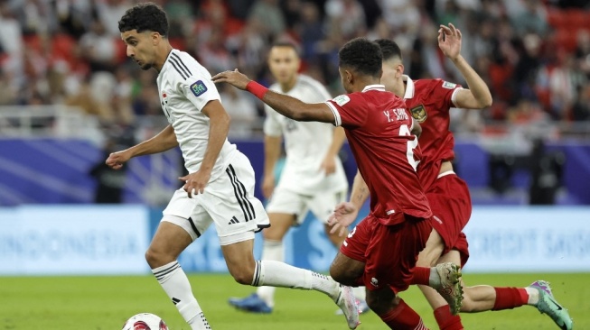 Gelandang Timnas Irak, Zidane Iqbal (kiri) tampil di pertandingan Kualifikasi Piala Dunia 2026 zona Asia. [KARIM JAAFAR / AFP]