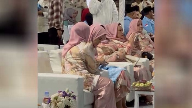 Kahiyang Ayu Jahit Kain Khas Melayu Buat Bobby, Warganet: Masya Allah Anak Presiden Bisa Jahit