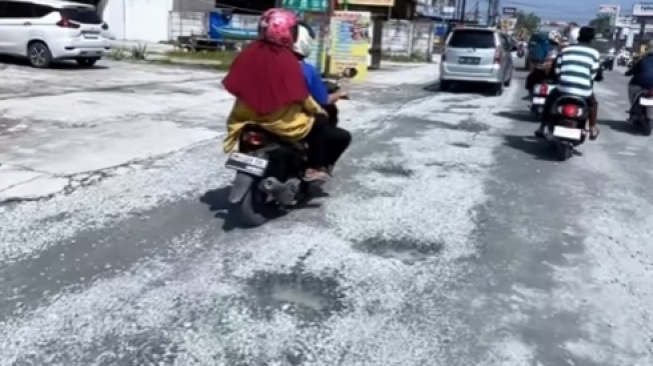 Pemprov Riau Klaim Sudah Perbaiki 11 Jalan Rusak di Pekanbaru