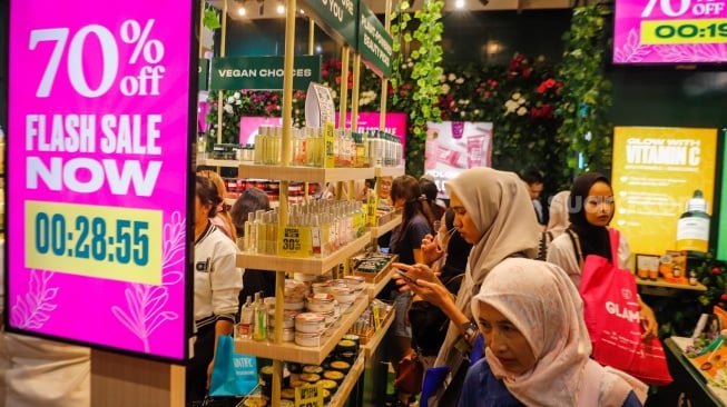 Pengunjung mencari produk kecantikan di gelaran Jakarta X Beauty di (JCC) Senayan, Jakarta, Minggu (9/6/2024). [Suara.com/Alfian Winanto]