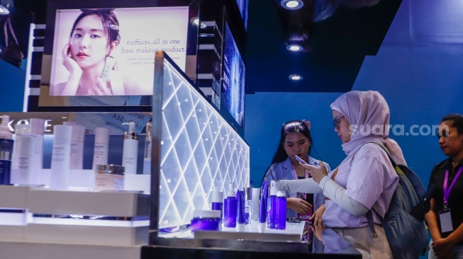 Pengunjung mencari produk kecantikan di gelaran Jakarta X Beauty di (JCC) Senayan, Jakarta, Minggu (9/6/2024). [Suara.com/Alfian Winanto]