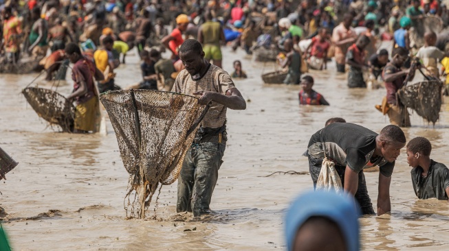 Seorang pemuda memeriksa jaring ikannya saat mengikuti ritual penangkapan ikan Sanke Mon di San, Wilayah Sego, Mali, Kamis (6/6/2024). [OUSMANE MAKAVELI / AFP] 