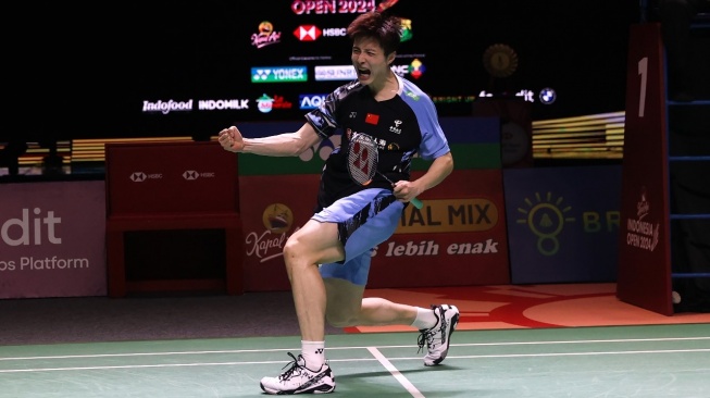 Shi Yu Qi Geser Viktor Axelsen dari Peringkat 1 Dunia Tunggal Putra