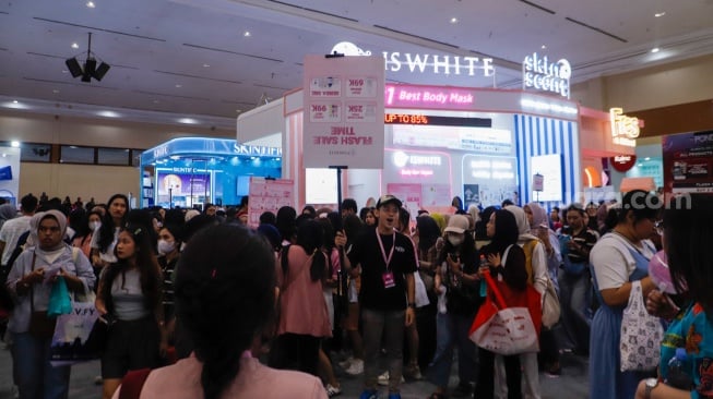 Pengunjung mencari produk kecantikan di gelaran Jakarta X Beauty di (JCC) Senayan, Jakarta, Minggu (9/6/2024). [Suara.com/Alfian Winanto]