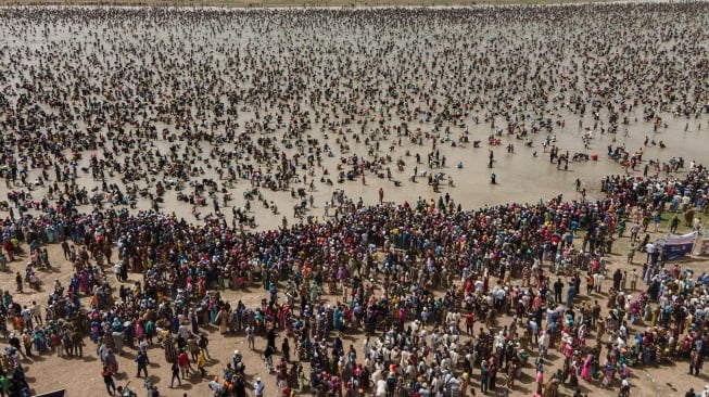 Seorang warga menangkap ikan dengan menggunakan jaring saat mengikuti ritual penangkapan ikan Sanke Mon di San, Wilayah Sego, Mali, Kamis (6/6/2024). [OUSMANE MAKAVELI / AFP] 