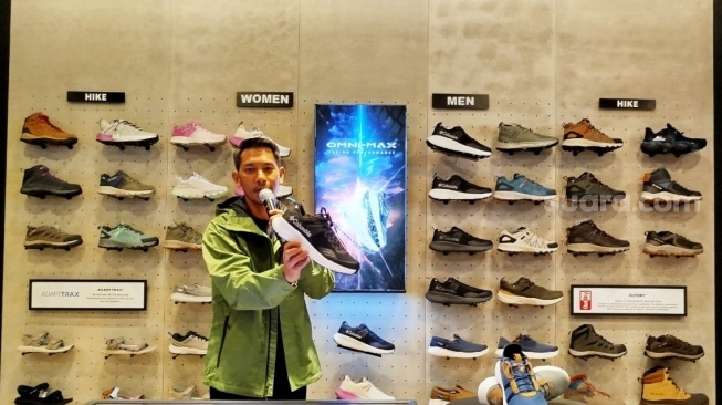 Marketing Manager Columbia Sportswear Indonesia, Alit Udayana, saat menjelaskan tentang teknologi terbaru merek sepatu Columbia, yaitu Omni-Max, untuk berbagai kegiatan di segala medan di luar ruangan di toko terbarunya yang ke-10 di Plaza Senayan, Jakarta Pusat, Kamis (6/6/2024). (Suara.com/Ririn Indriani) 
