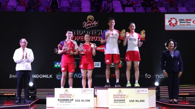 Pasangan ganda campuran China, Jiang Zhen Bang/Wei Ya Xin menjuarai Indonesia Open 2024 setelah mengalahkan kompatriotnya, Zheng Si Wei/Huang Ya Qiong dalam laga final di Istora Senayan, Jakarta, Minggu (9/6/2024). [Dok. PBSI]