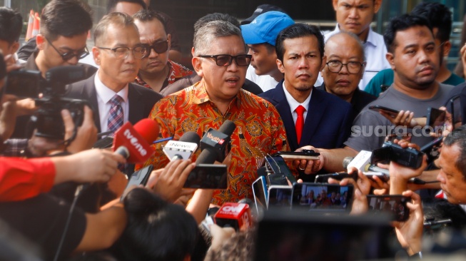 Sekjen PDIP Hasto Kristiyanto menemui awak media usai menjalani pemeriksaan di Gedung Merah Putih KPK, Jakarta, Senin (10/6/2024). [Suara.com/Alfian Winanto]