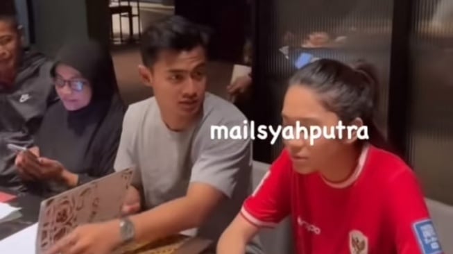 warganet soroti tingkat kecerahan layar Mak Ti saat makan-makan dengan Pratama Arhan (TikTok/exclusivebah)