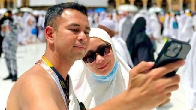 Raffi Ahmad dan Nagita Slavina di Tanah Suci. (Instagram/raffinagita1717)